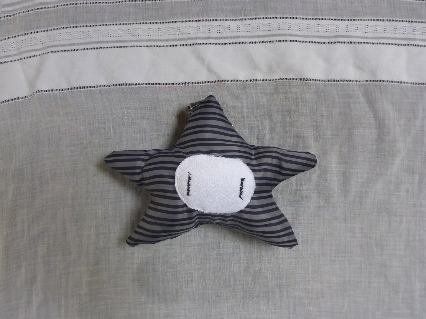 MOSS KEYCHAIN GREY STRIPE