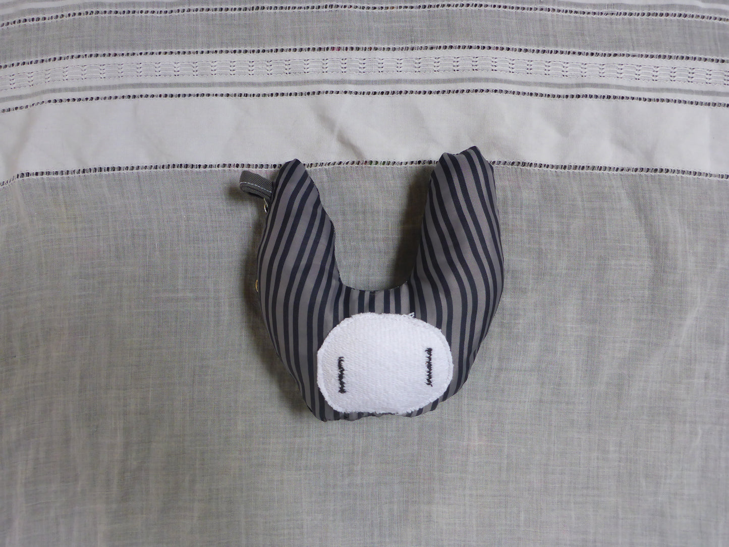 MOSS KEYCHAIN GREY STRIPE